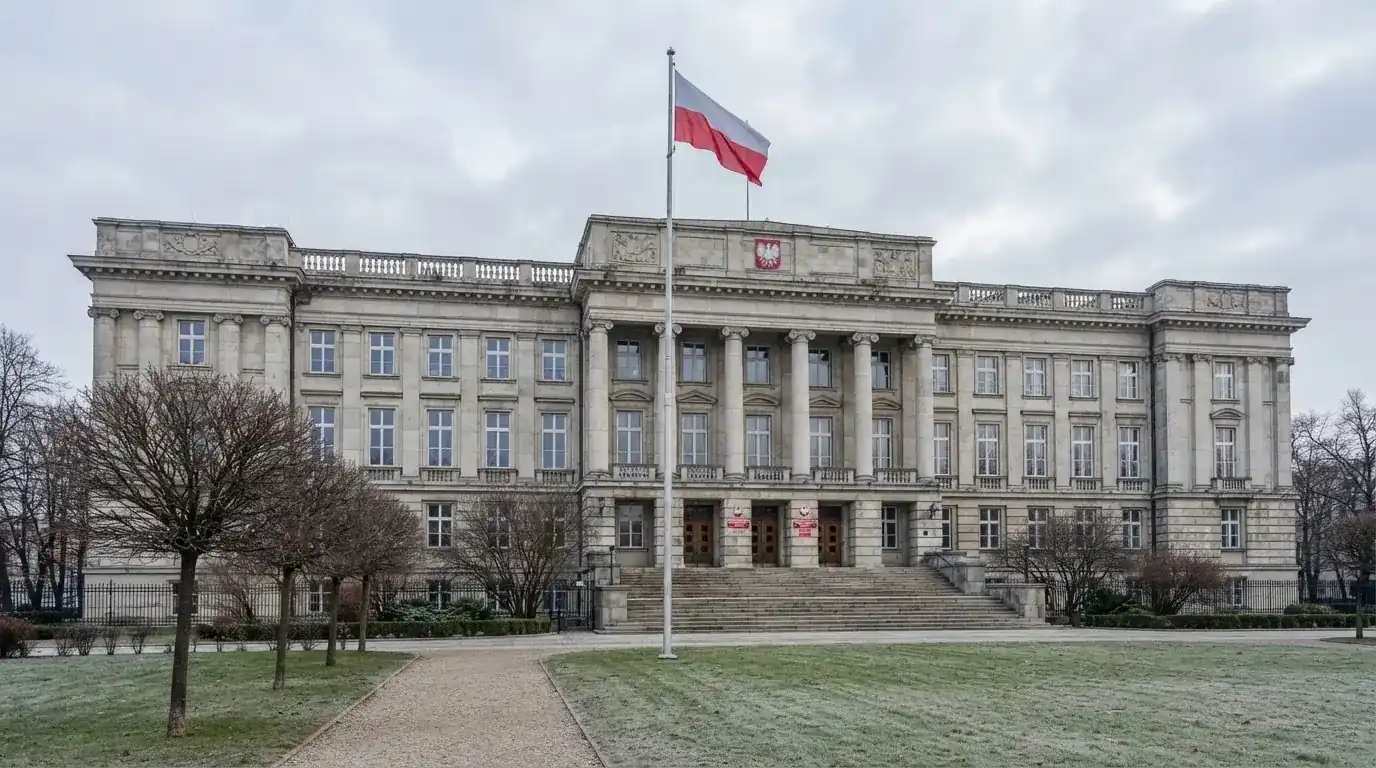 Budynek urzędu administracji państwowej z flagą Polski na maszcie w tle